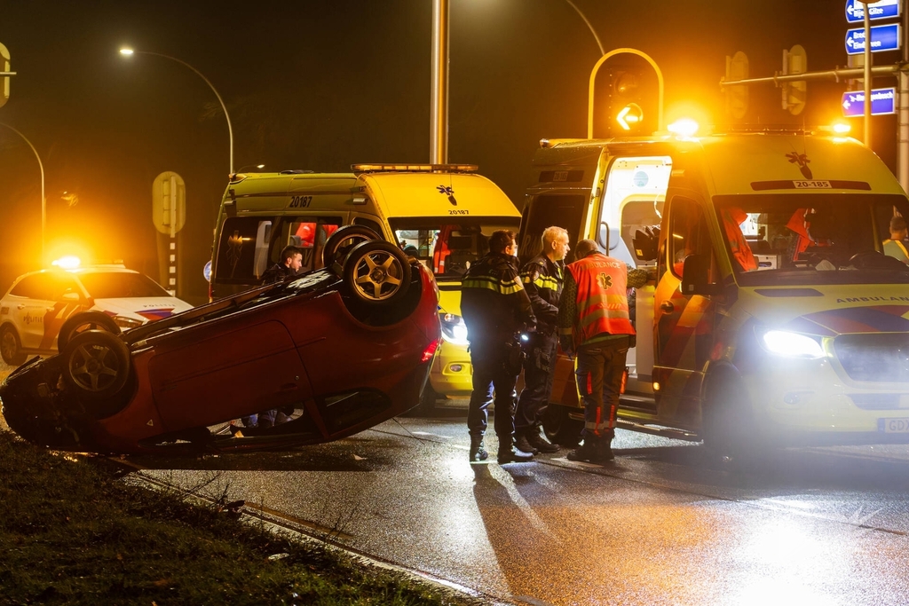 Auto over de kop na ongeval op kruispunt