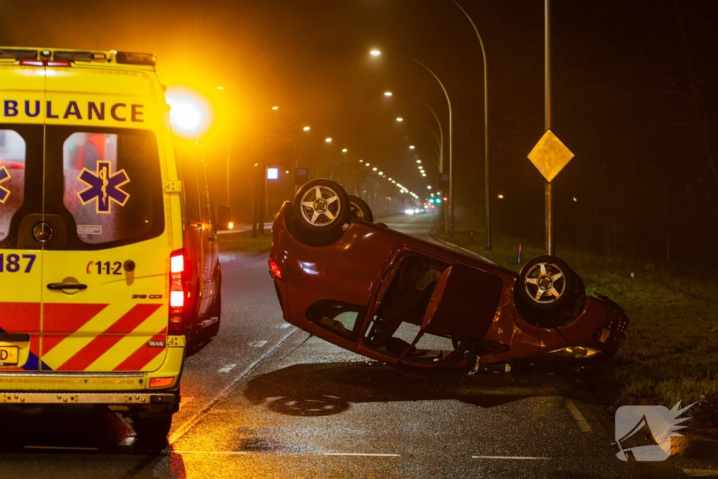 Auto over de kop na ongeval op kruispunt