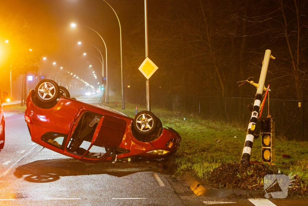 Auto over de kop na ongeval op kruispunt