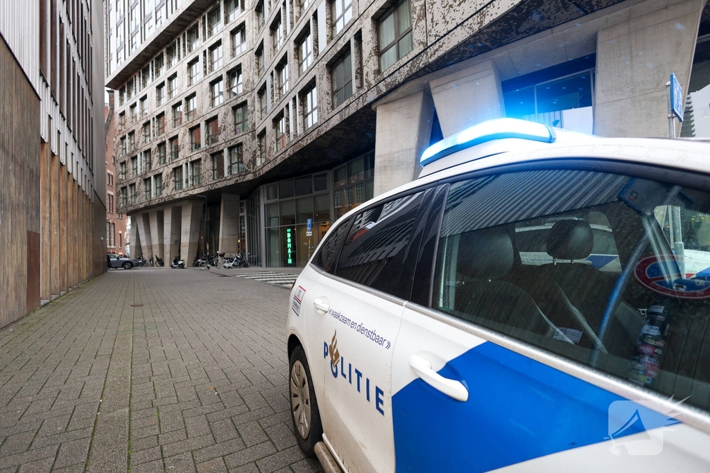 Vrouw steekt man en beide naar ziekenhuis