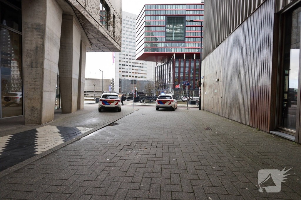 Vrouw steekt man en beide naar ziekenhuis