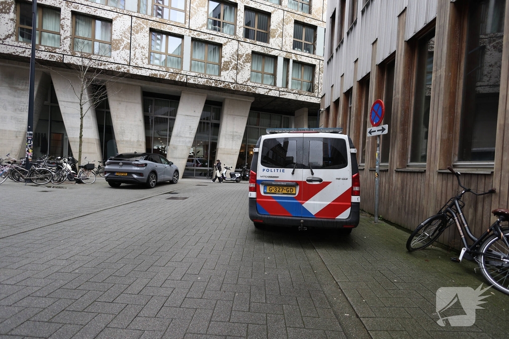 Vrouw steekt man en beide naar ziekenhuis