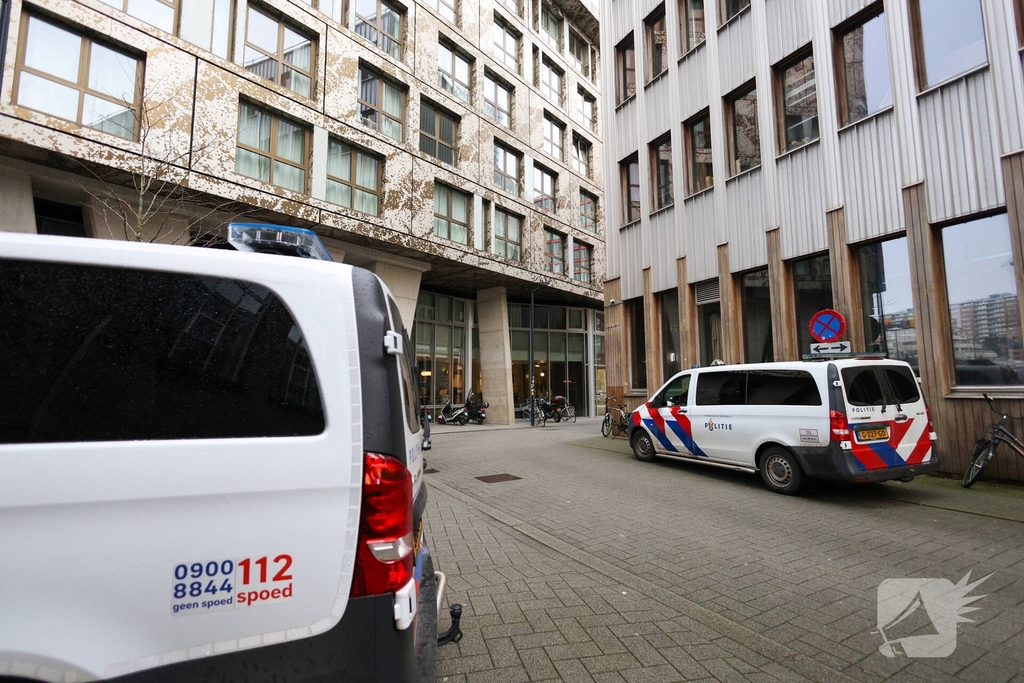 Vrouw steekt man en beide naar ziekenhuis