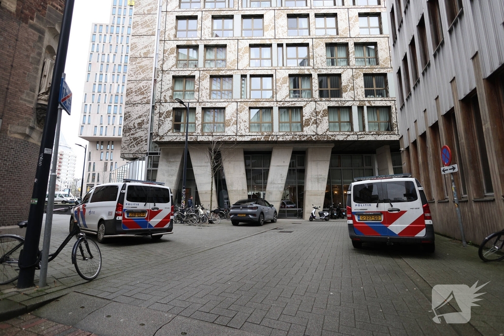 Vrouw steekt man en beide naar ziekenhuis