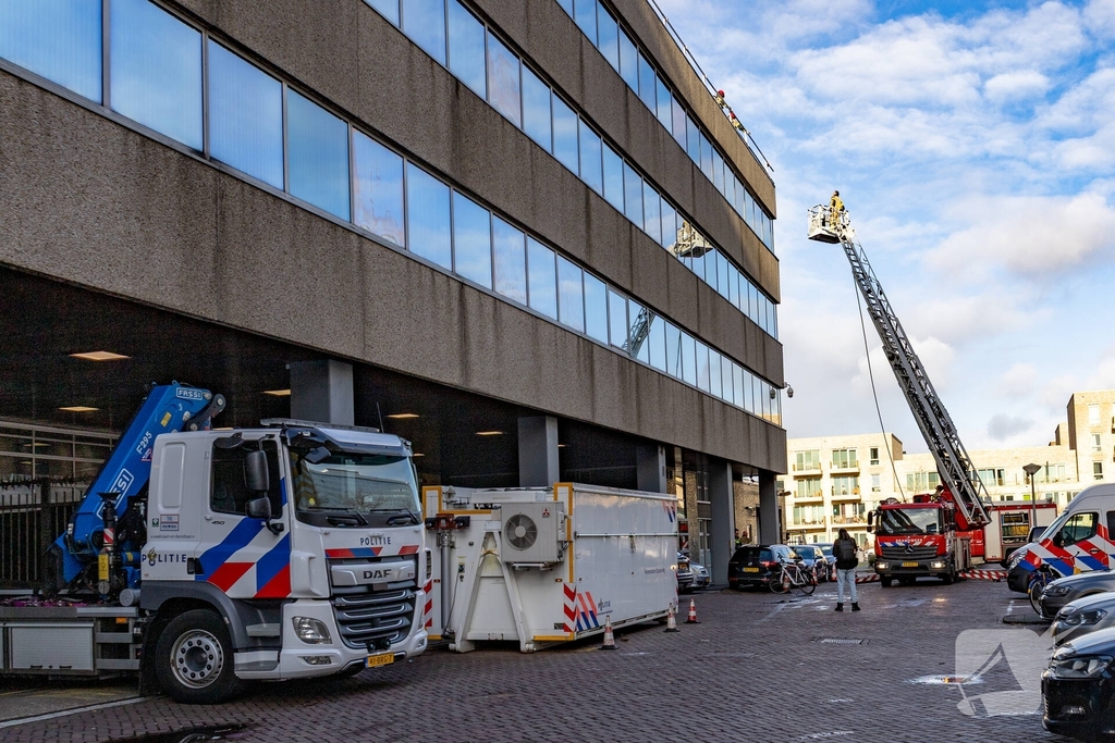 Brand op dak van politiebureau geblust