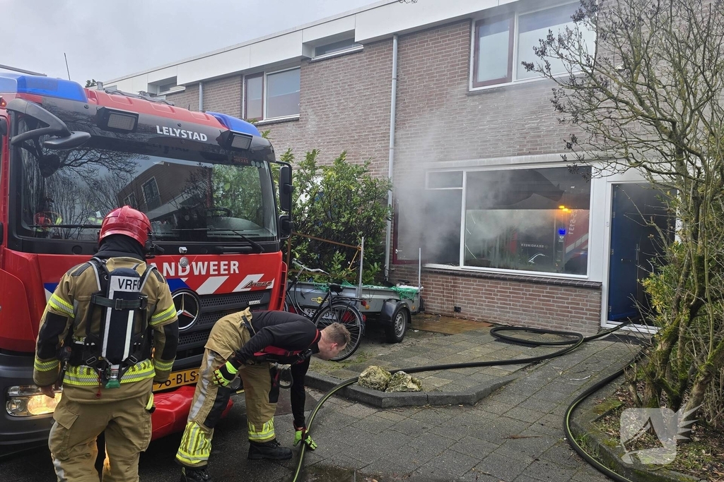 Brand in woonkamer leidt tot middelbrand