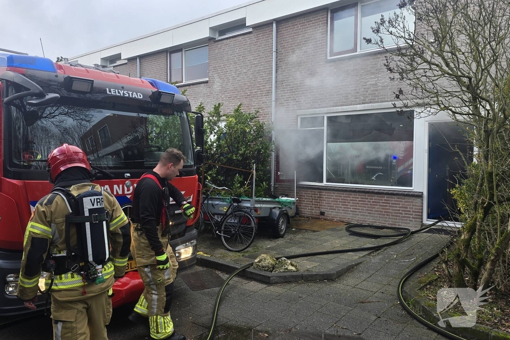 Brand in woonkamer leidt tot middelbrand
