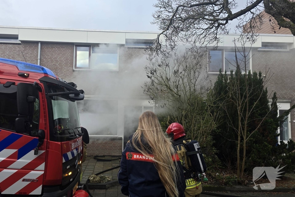 Brand in woonkamer leidt tot middelbrand