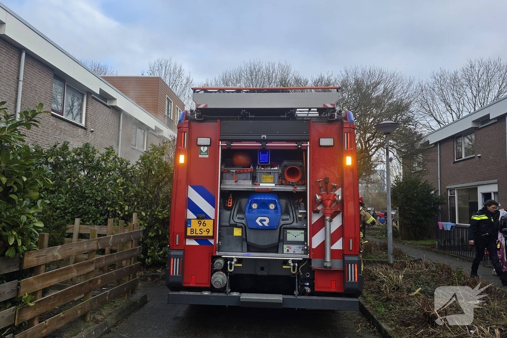 Brand in woonkamer leidt tot middelbrand