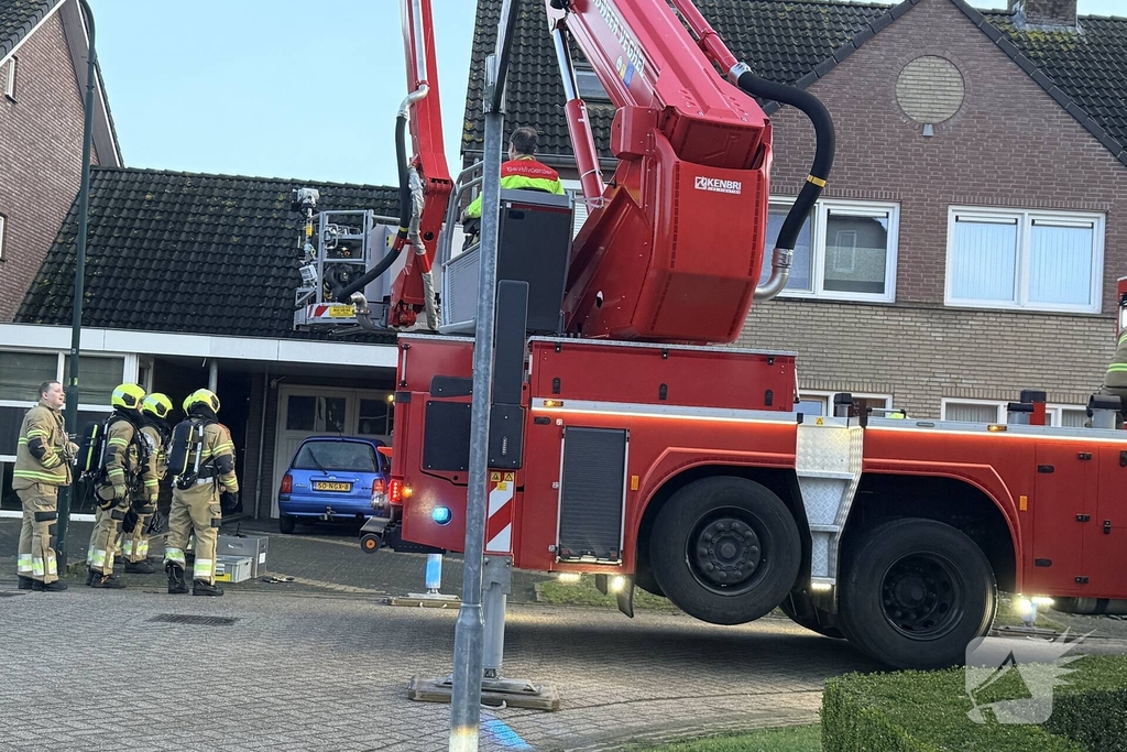 Brandweer bestrijdt schoorsteenbrand