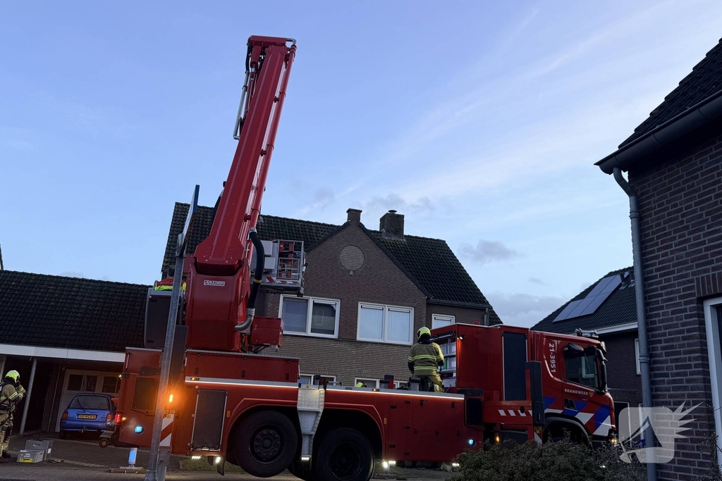 Brandweer bestrijdt schoorsteenbrand