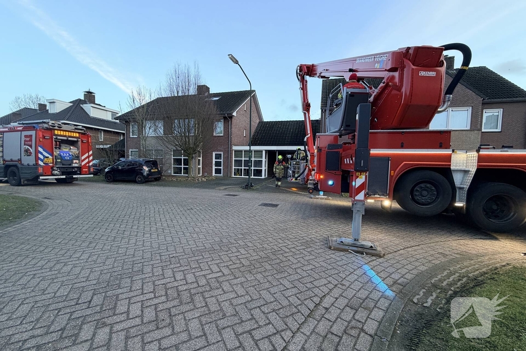 Brandweer bestrijdt schoorsteenbrand