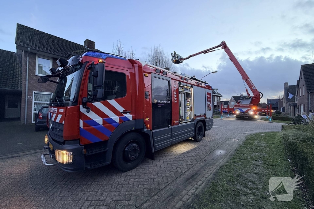 Brandweer bestrijdt schoorsteenbrand