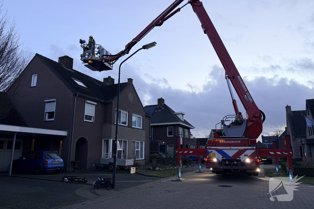 Brandweer bestrijdt schoorsteenbrand