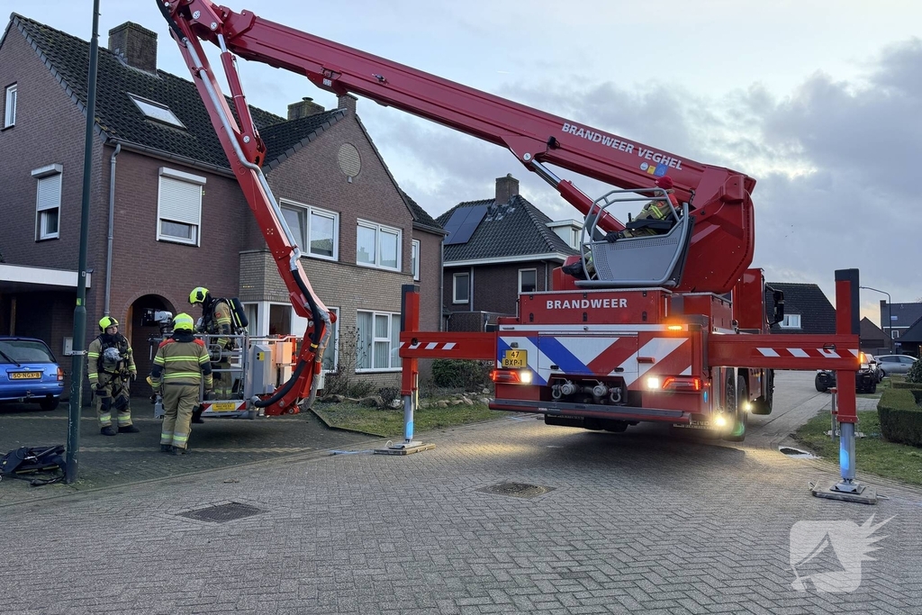 Brandweer bestrijdt schoorsteenbrand