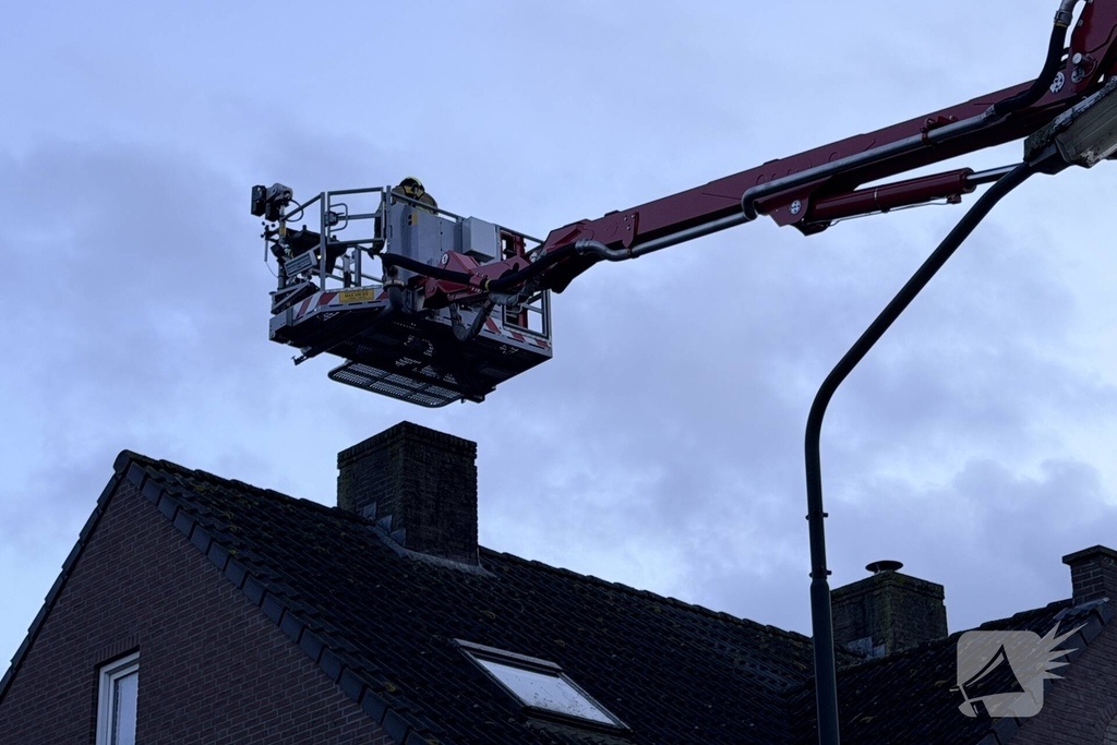 Brandweer bestrijdt schoorsteenbrand