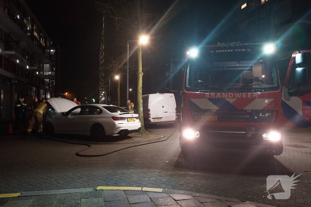 Brandweer blust kleine autobrand