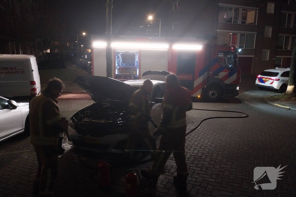 Brandweer blust kleine autobrand