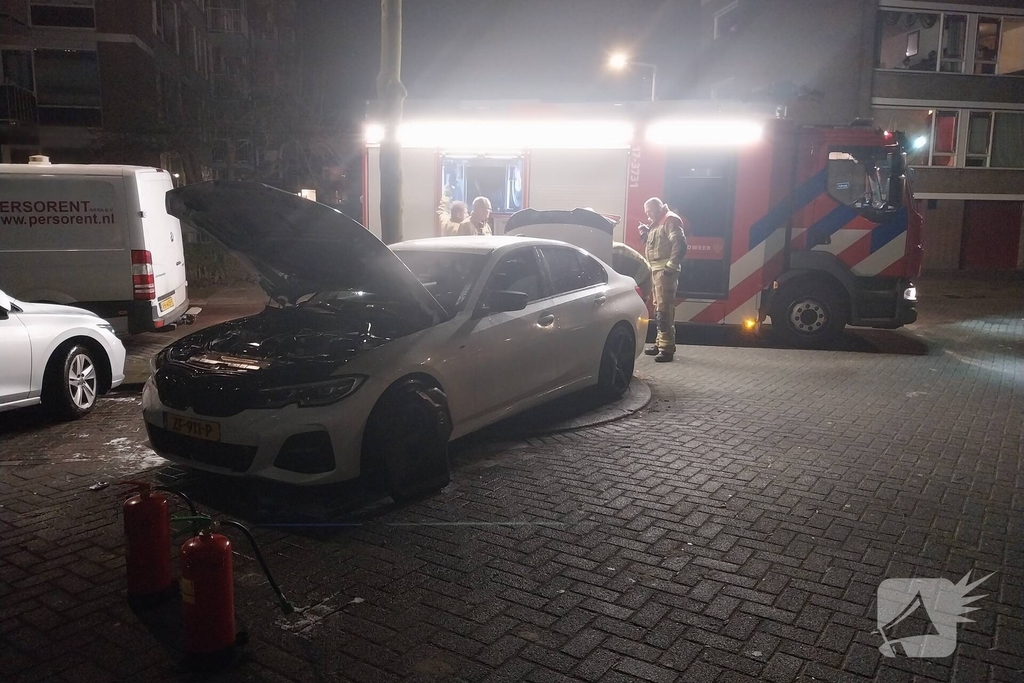 Brandweer blust kleine autobrand