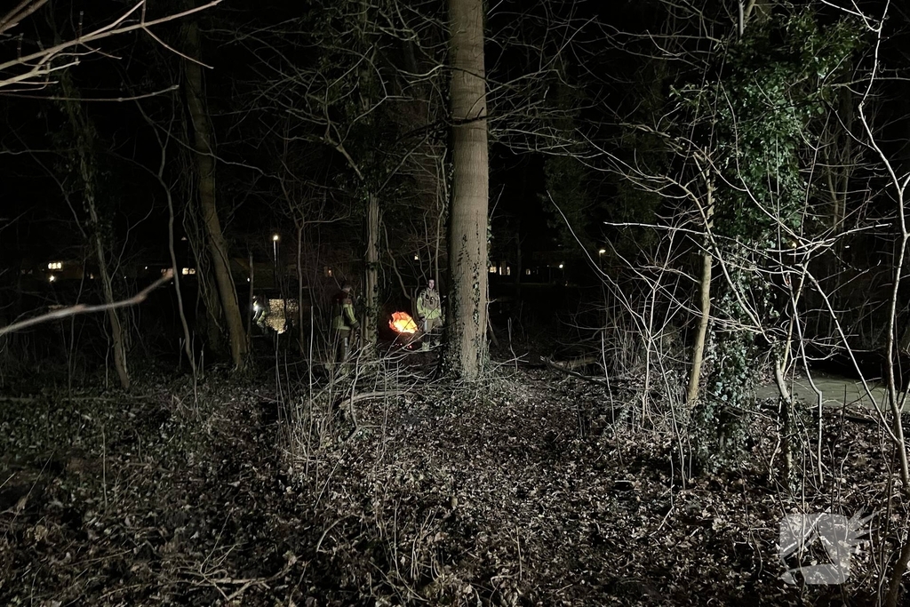 Brandweer bestrijdt aangestoken brand