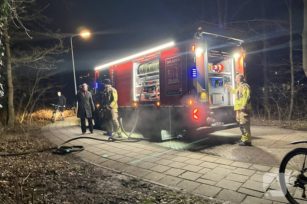 Brandweer bestrijdt aangestoken brand