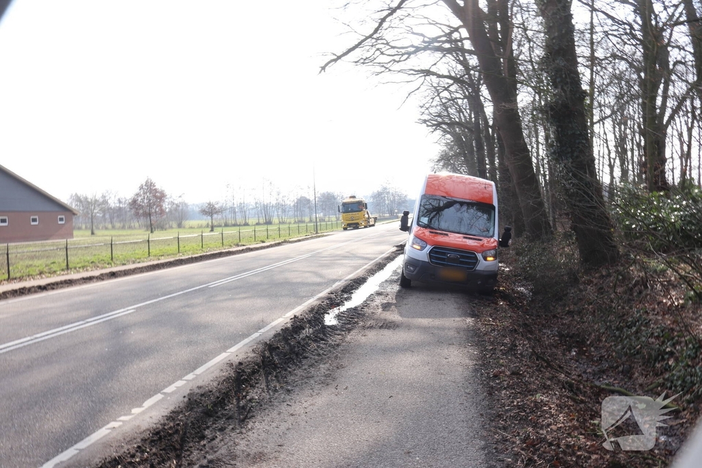 Busje raakt bijna in de sloot