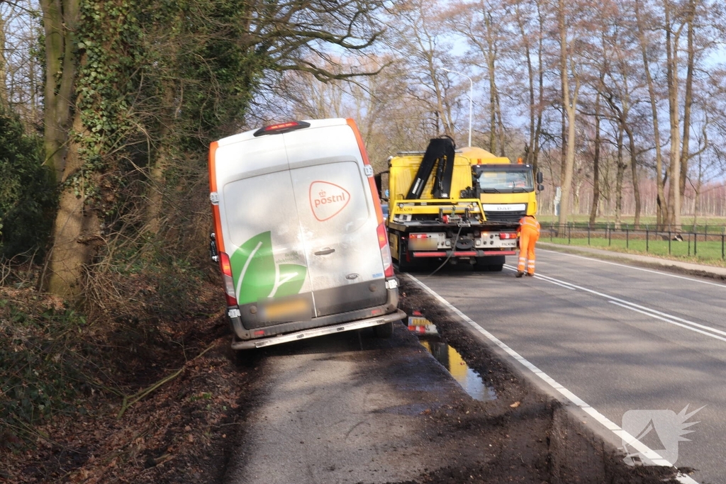 Busje raakt bijna in de sloot