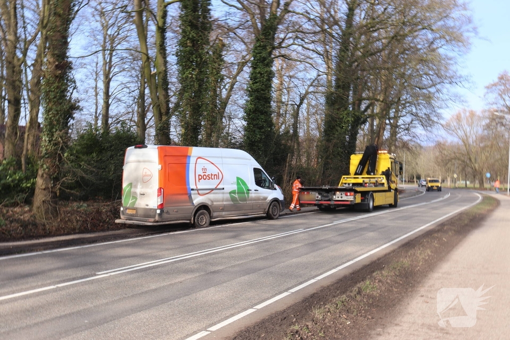 Busje raakt bijna in de sloot