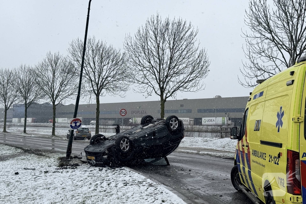 Auto botst tegen lantaarnpaal na uit de bocht vliegen