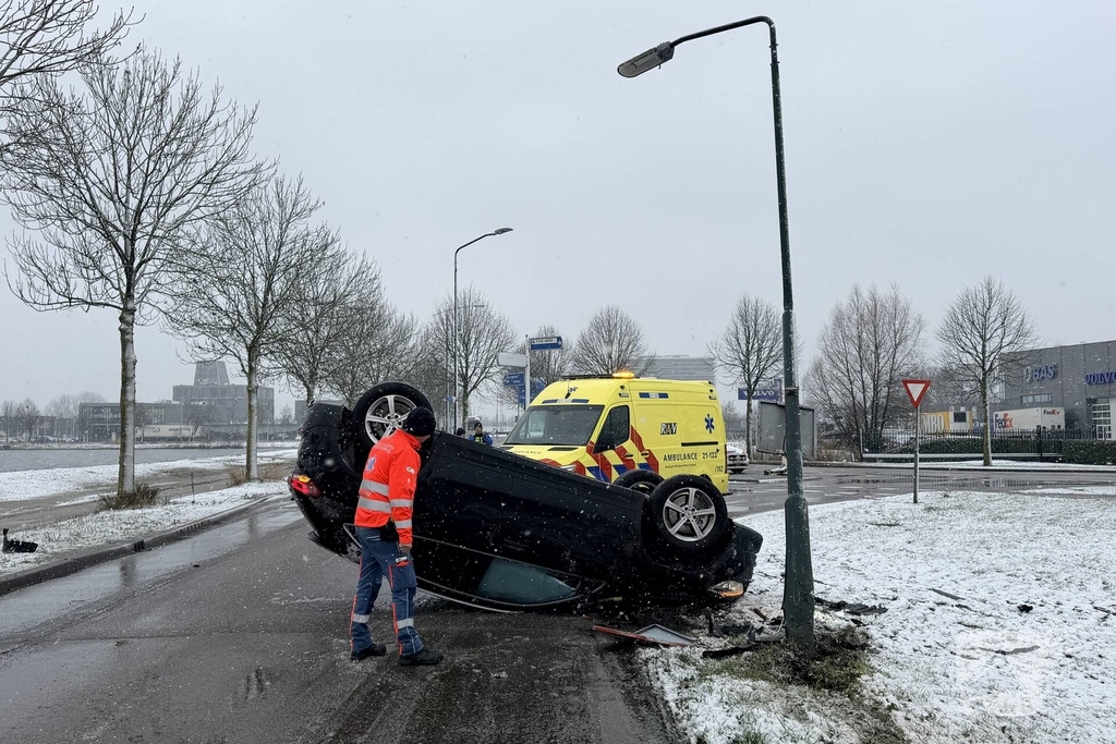 Auto botst tegen lantaarnpaal na uit de bocht vliegen
