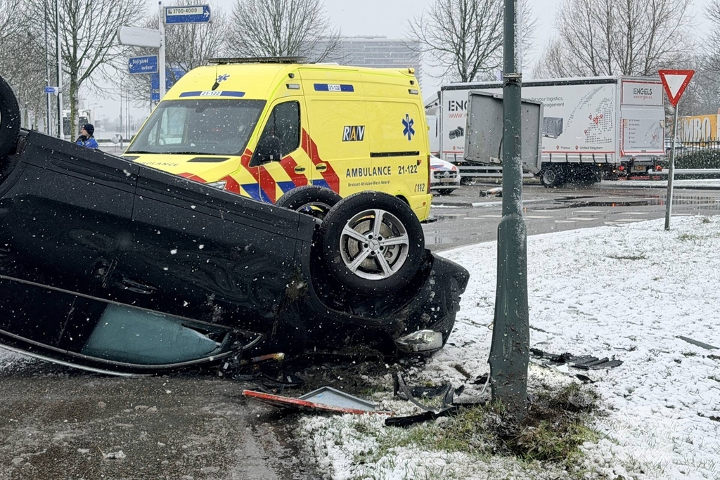Auto botst tegen lantaarnpaal na uit de bocht vliegen