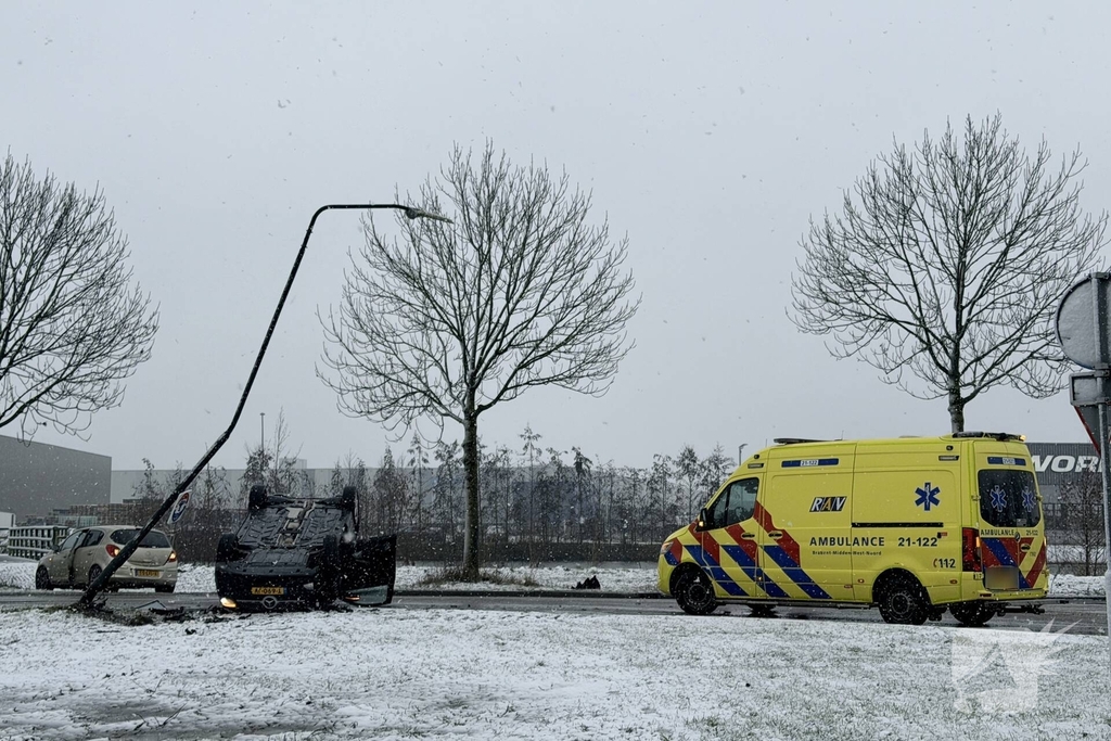 Auto botst tegen lantaarnpaal na uit de bocht vliegen