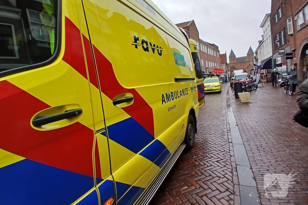 Stratenmaker gewond bij aanrijding met bestelbus