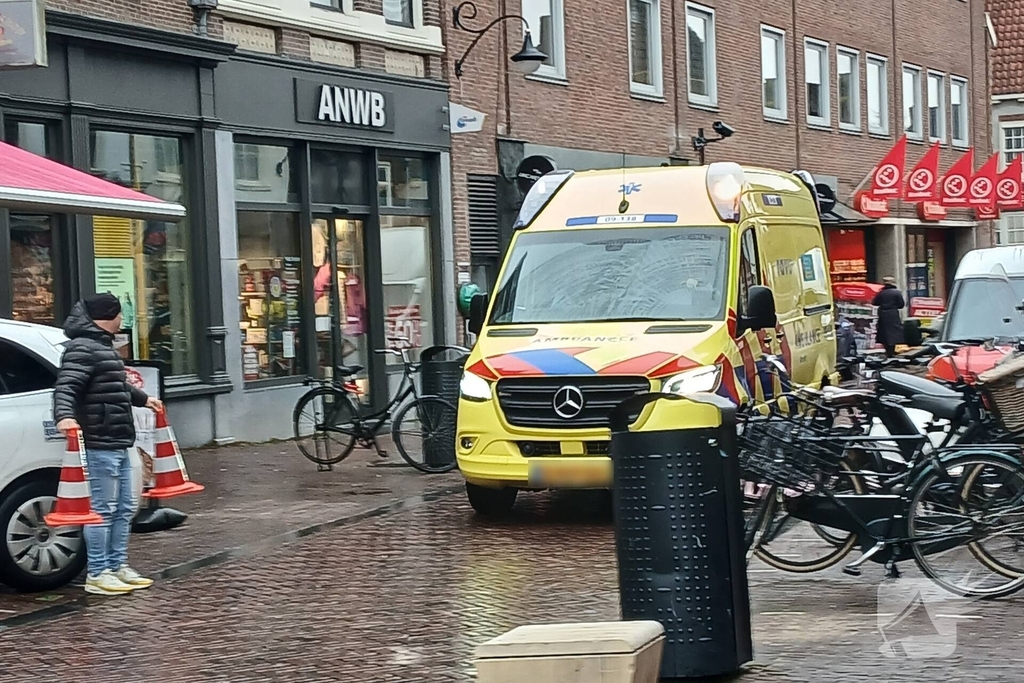 Stratenmaker gewond bij aanrijding met bestelbus
