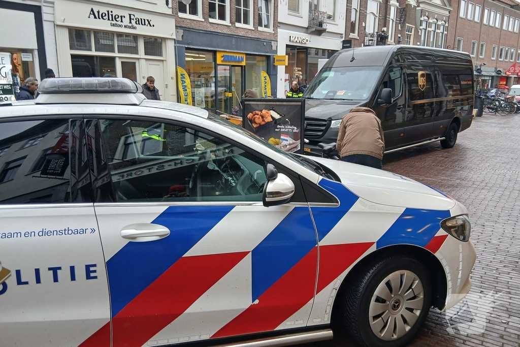 Stratenmaker gewond bij aanrijding met bestelbus