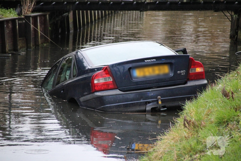 Voertuig te water na aanrijding met bestelbusje