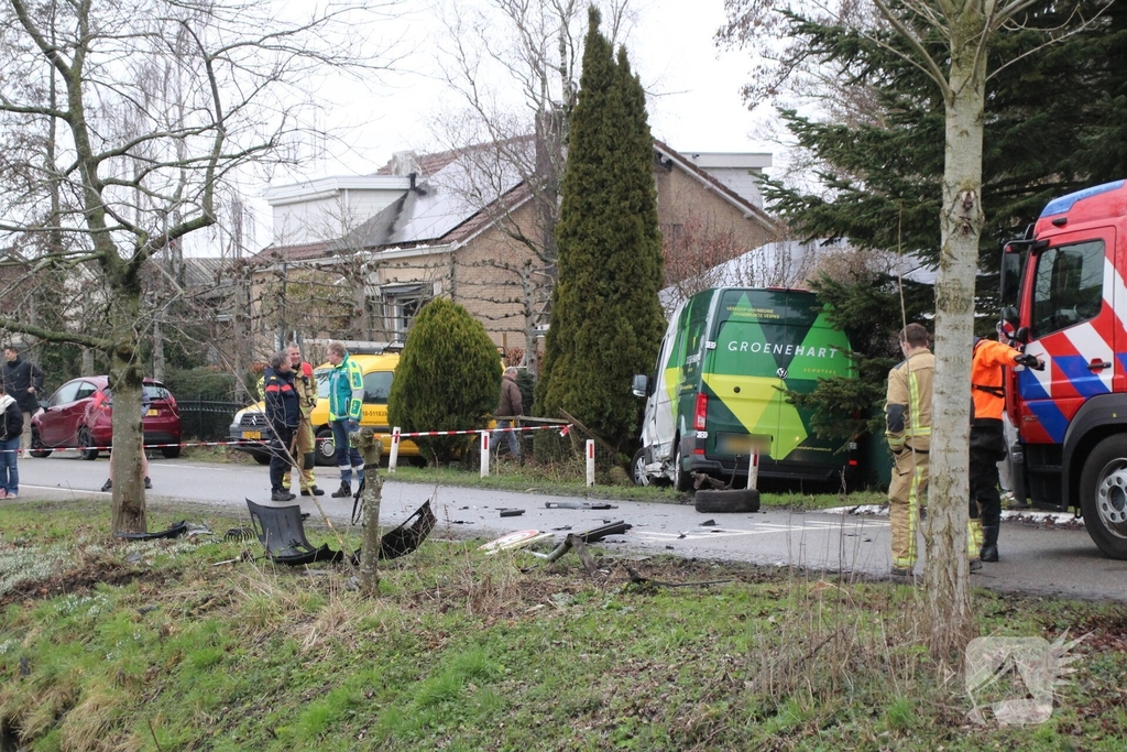 Voertuig te water na aanrijding met bestelbusje