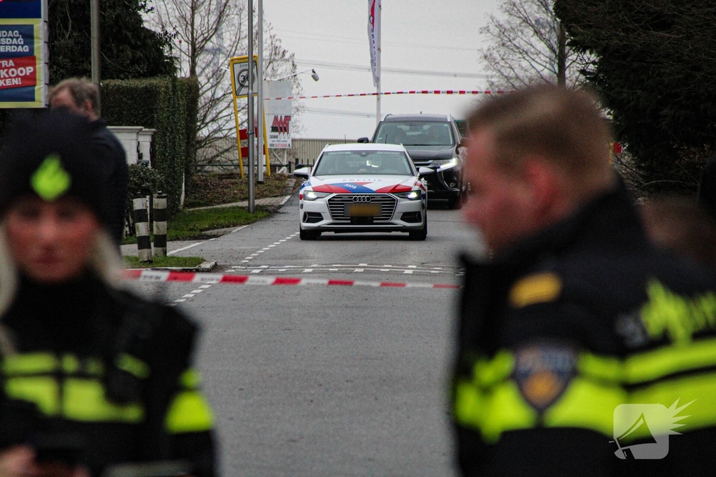 Voertuig te water na aanrijding met bestelbusje
