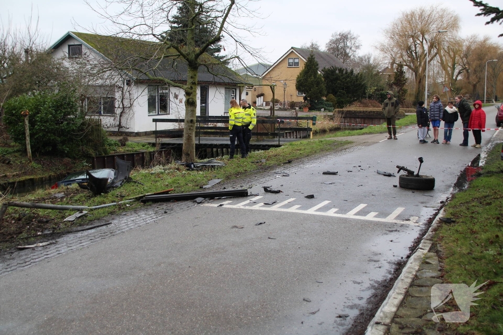 Voertuig te water na aanrijding met bestelbusje