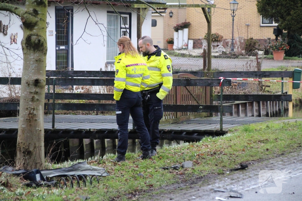 Voertuig te water na aanrijding met bestelbusje