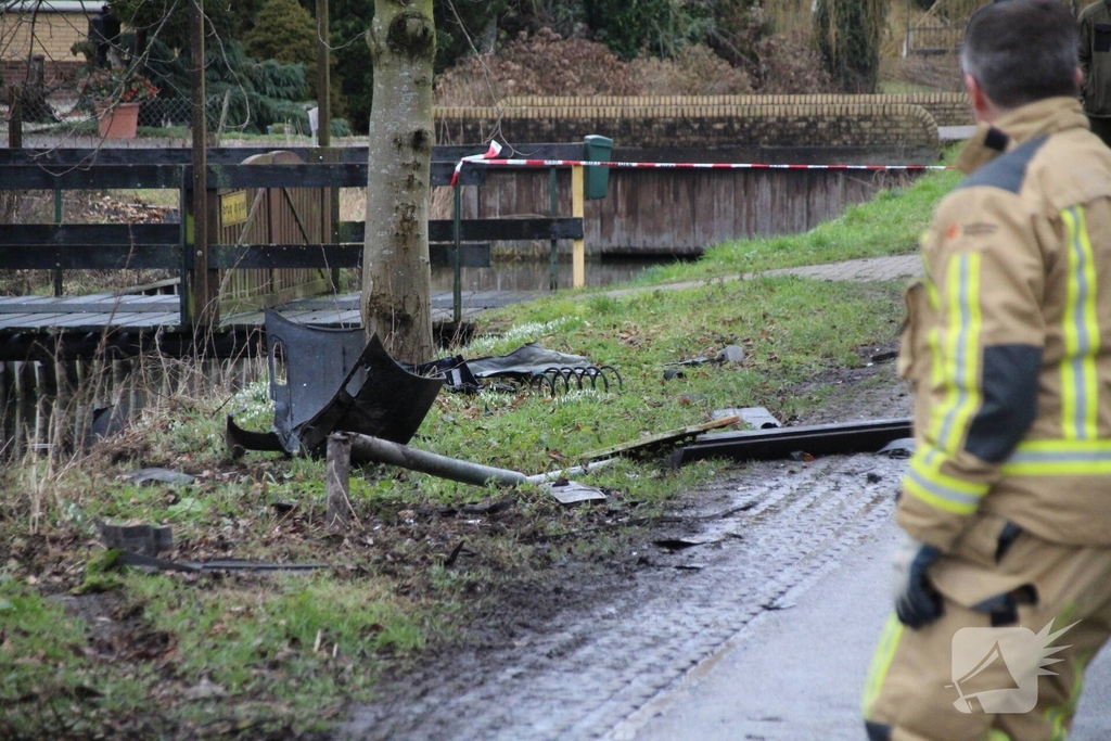 Voertuig te water na aanrijding met bestelbusje