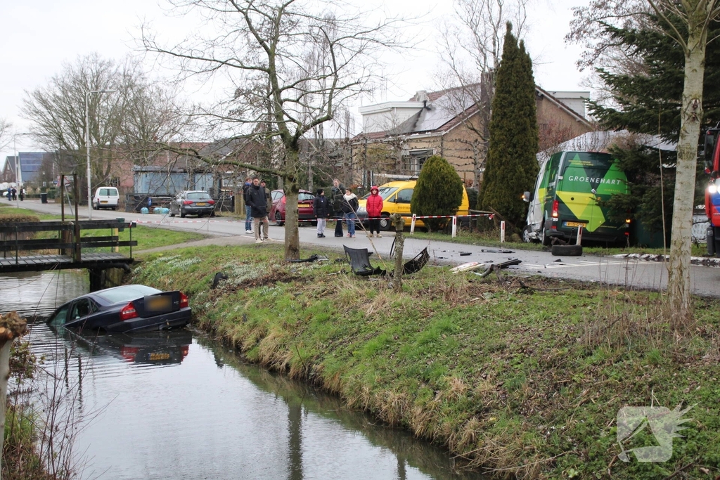 Voertuig te water na aanrijding met bestelbusje