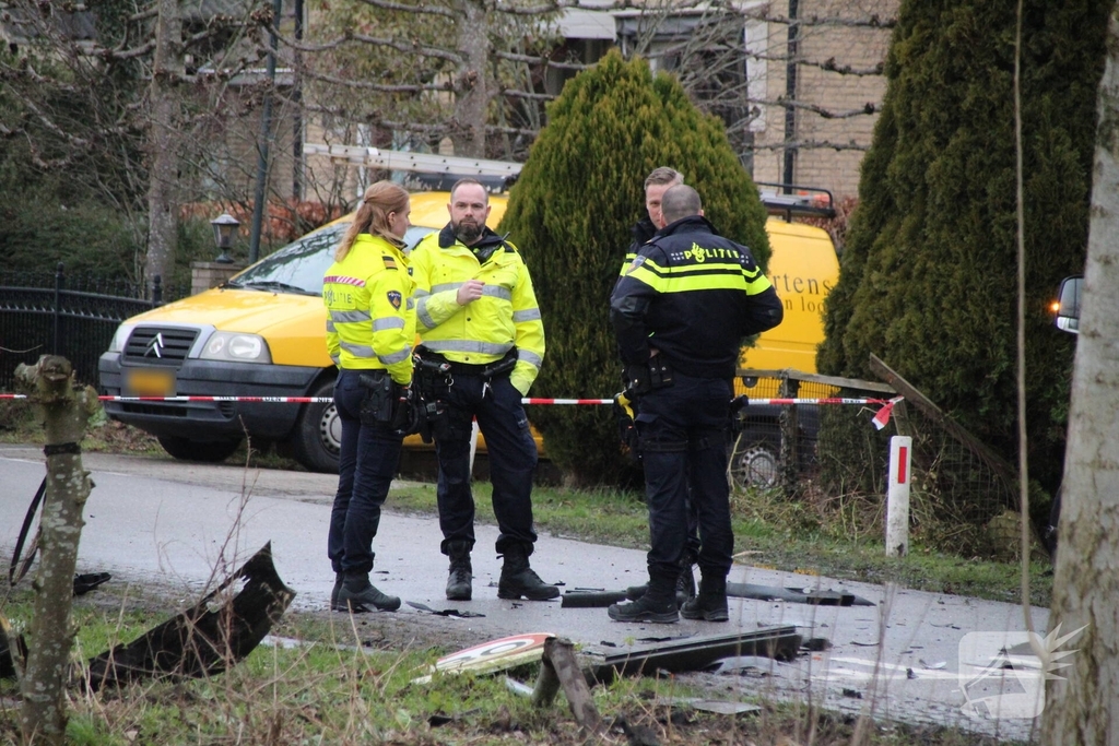 Voertuig te water na aanrijding met bestelbusje