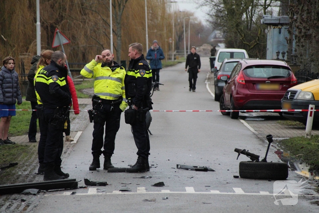 Voertuig te water na aanrijding met bestelbusje