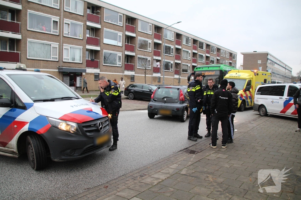 Aanrijding tussen auto en voetganger met gewonde