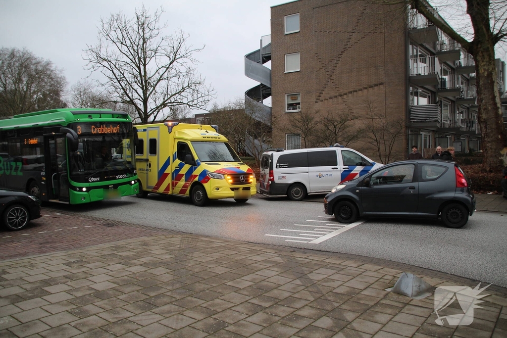 Aanrijding tussen auto en voetganger met gewonde