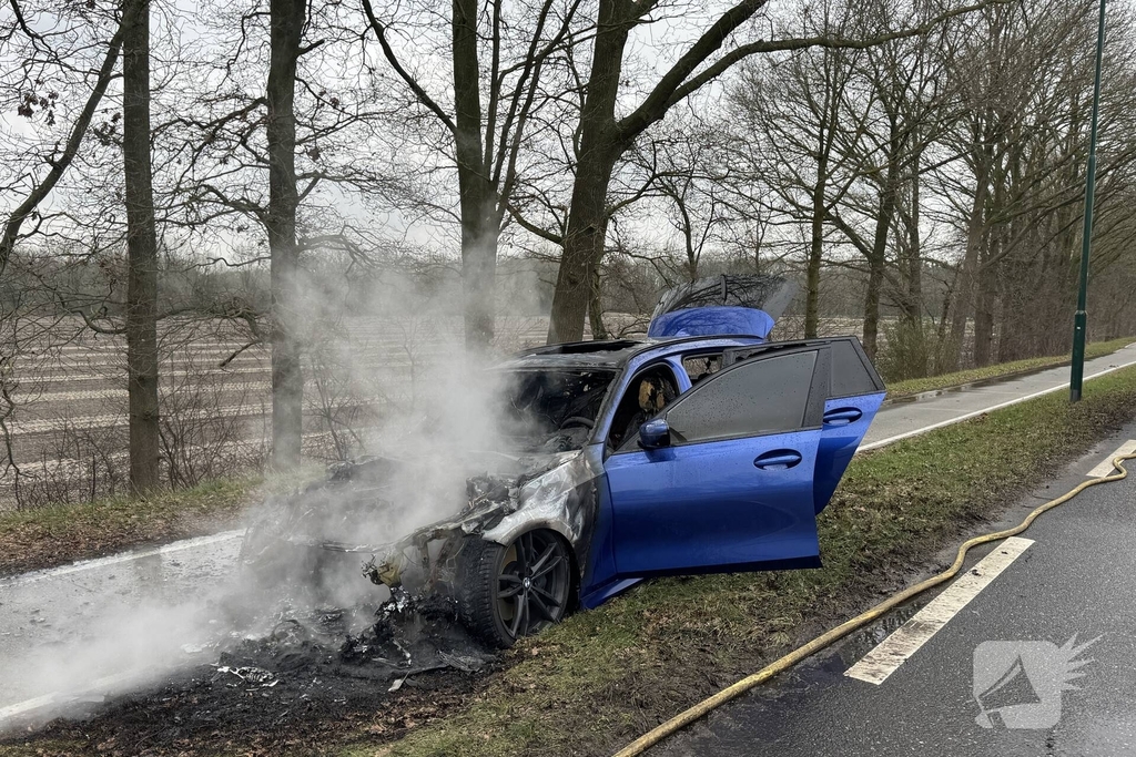 Autobrand leidt tot afsluiting van weg