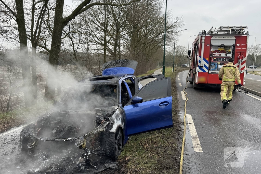 Autobrand leidt tot afsluiting van weg
