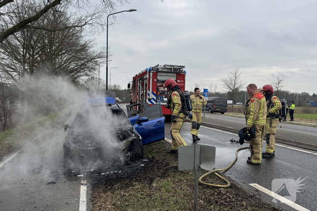 Autobrand leidt tot afsluiting van weg