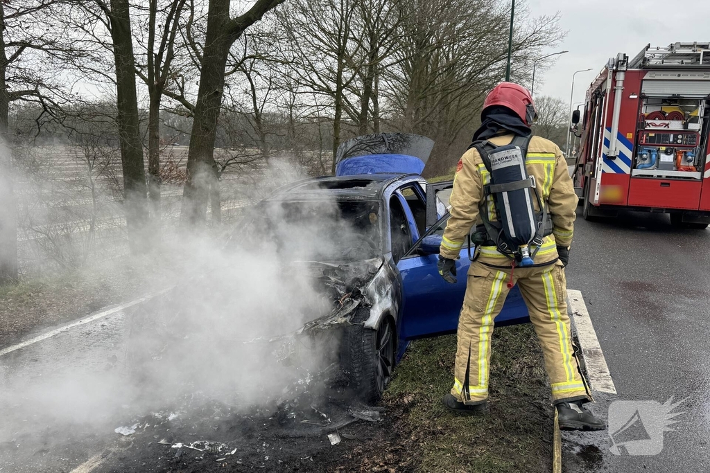 Autobrand leidt tot afsluiting van weg